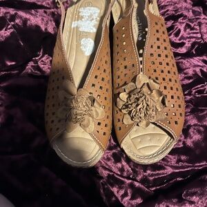 Elegant Tan Peep-Toe Slingback Heels